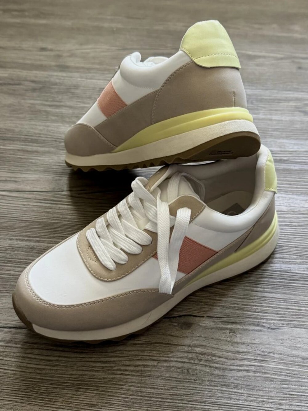 DV by Dolce Vita Zabble Retro Runner White Peach Sneakers Shoes 8.5 NWOB